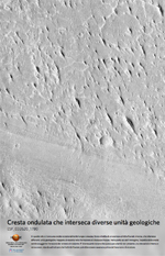 Cresta ondulata che interseca diverse unit geologiche nella formazione di Medusae Fossae