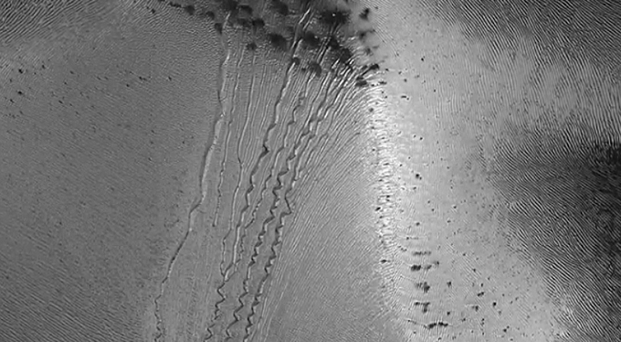 Kaiser Crater Dunes with Zigzag Gullies