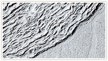 Lava contra un crter de impacto en Elysium Planitia