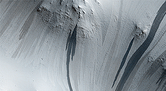 Lichte en donkere strepen op de hellingen in Arabia Terra