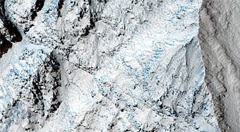 Dagzomende rotsenband in Ius Chasma 