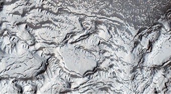 O fundo segmentado de uma cratera na região Arabia