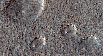 Gexpandeerde kraters op ijzig terrein 