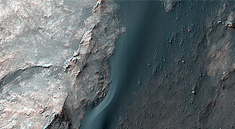 Rochas de uma leve tonalidade expostas ao longo do Vale Coprates (Coprates Chasma)