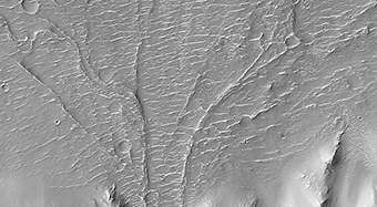 Un abanico aluvial en un crter de las latitudes bajas