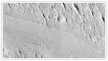 Cresta ondulata che interseca diverse unit geologiche nella formazione di Medusae Fossae