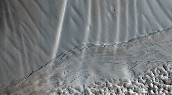 Surfaces ondules sur une pente dans Coloe Fossae