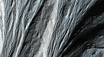 Immanes fossae a septentrione ex Argyre labro ictu effecto