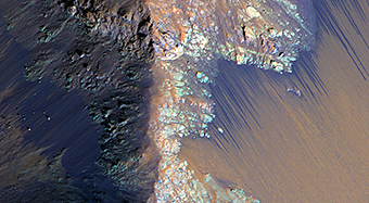 Tracce ricorrenti su pendii in Coprates Chasma