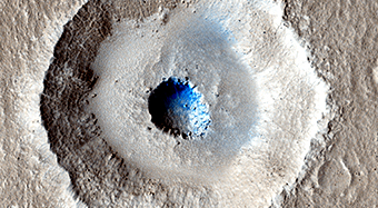 Crateri su una superficie ghiacciata