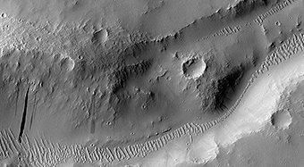 Un crter irregular intersectando a un graben en Tractus Albus