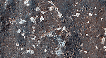 Un mystérieux dépôt de couleur claire dans le Cratère Vinogradov
