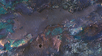 Красочный выброс породы из кратера Харгрейвз