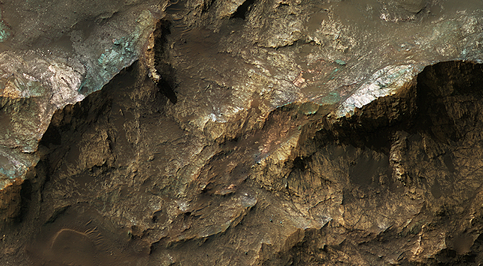 Mars Underground Exposed: The Central Peak of Alga Crater