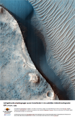 Lichtgekleurde afzettingslagen op een kraterbodem in de zuidelijke middenbreedtegraden 