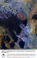 Hellende en gelaagde rotsen in een grote krater in de Becquerel krater