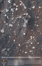 Misterioso depósito em tons claros na cratera Vinogradov