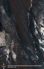Coprates Chasma’daki dağ sırtı boyunca uzanmış eğim çizgileri